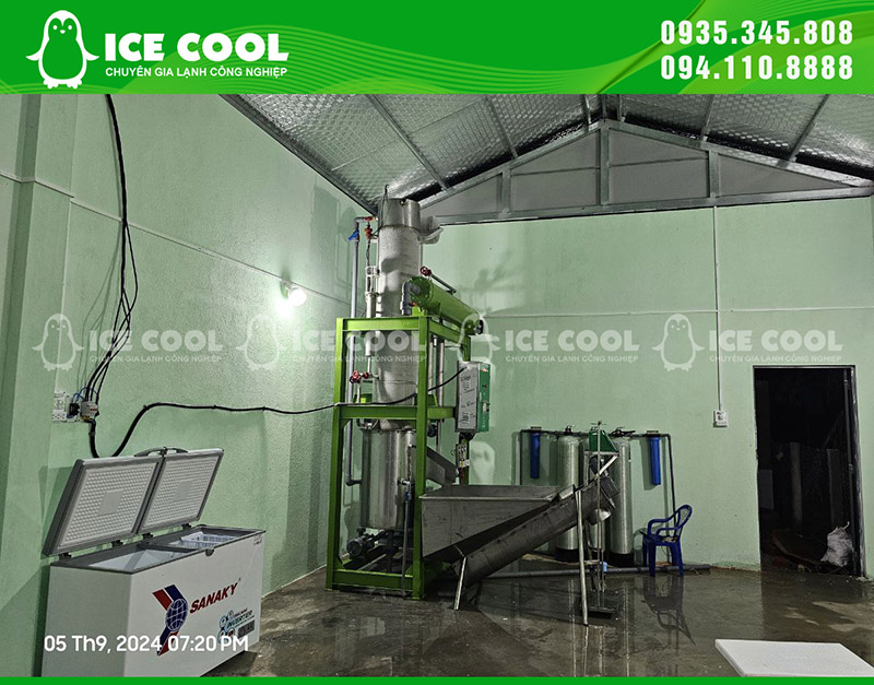 Máy đá viên ICE COOL cùng các thiết bị đi kèm đã được lắp đặt, kết nối đầy đủ 