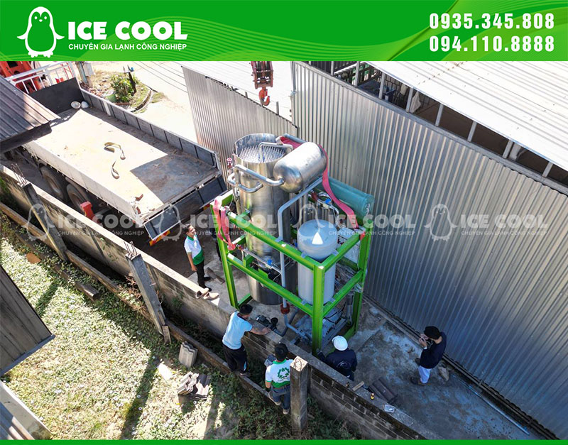 Đội ngũ kỹ thuật viên ICE COOL chuyên nghiệp cẩu hạ máy an toàn và đưa máy vào đúng vị trí đánh dấu